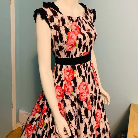 Retro Swing Dress With Roses - Picture 5 of 9